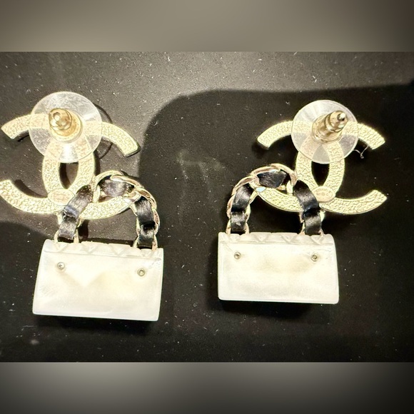 Chanel white signature flap bag dangling earrings. - Picture 10 of 10
